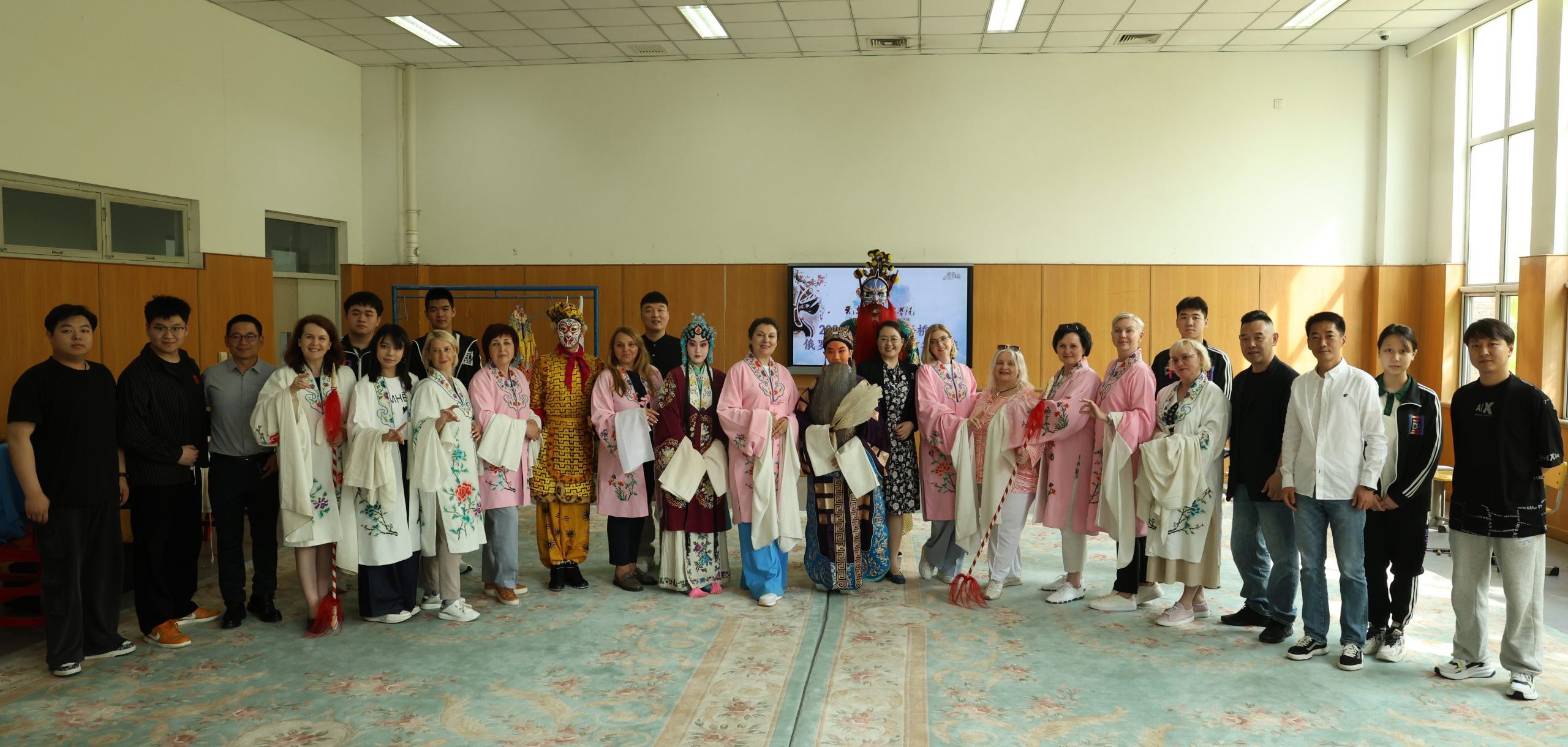 “汉语桥”多国青少年来华夏令营在津开营